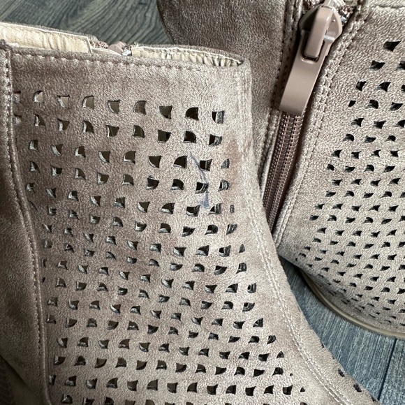 Bella Marie Women’s Ankle Bootie - Picture 8 of 8